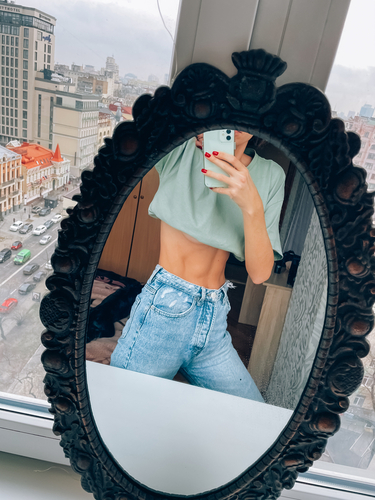 7 best mirror selfie poses and editing with BeautyPlus