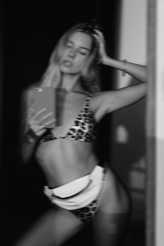 B&W 필터를 사용하기 전에 거울 셀카 포즈 사진에 대한 흑백 필터 스티커 배경