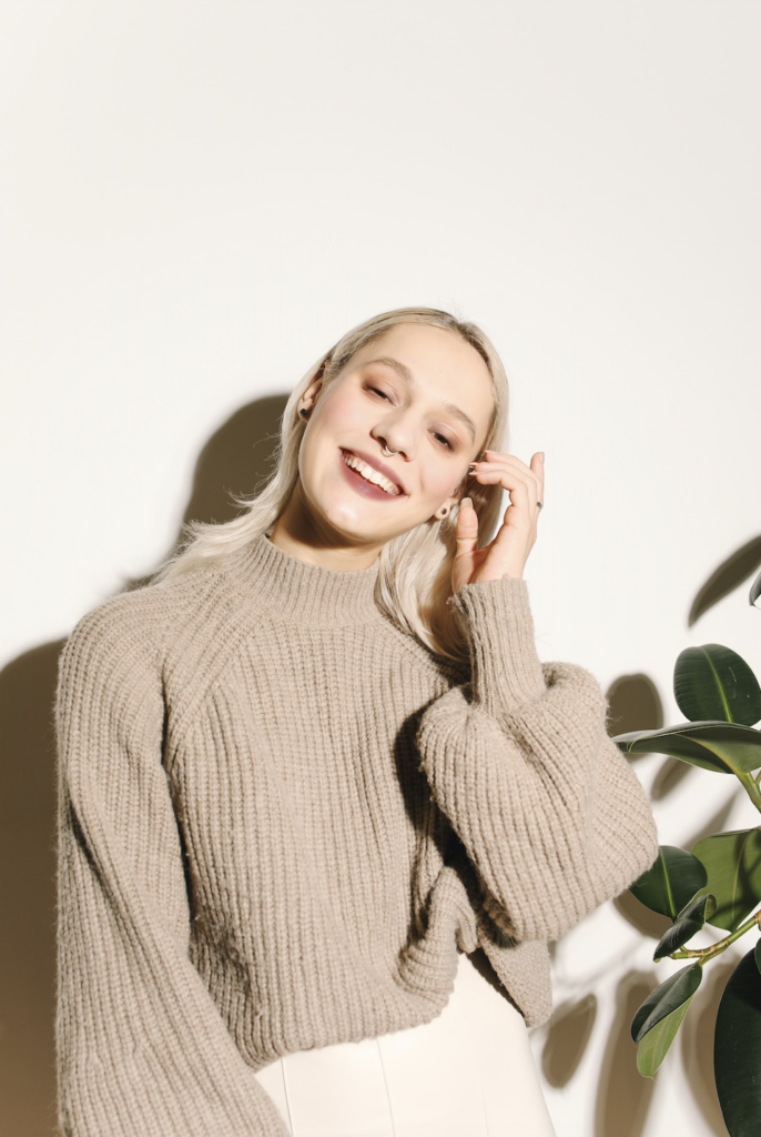 woman wearing neutral colors and fall makeup