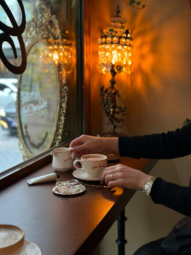 おしゃれなカフェの店内