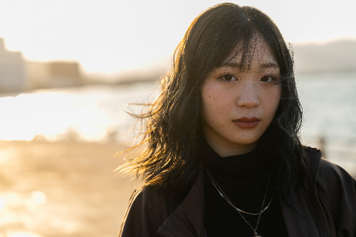 明るさを暗くした人物写真