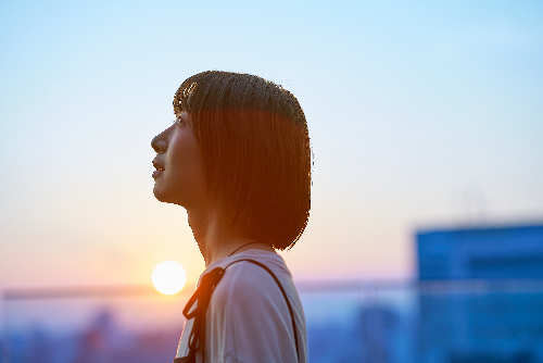木漏れ日や波のきらめきなど、きれいだなと思う光を見つける