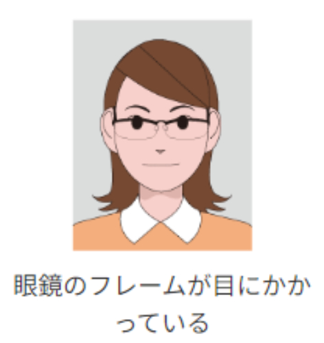 照明がメガネに反射している2