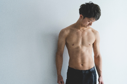 体型補正で筋肉をアピールする