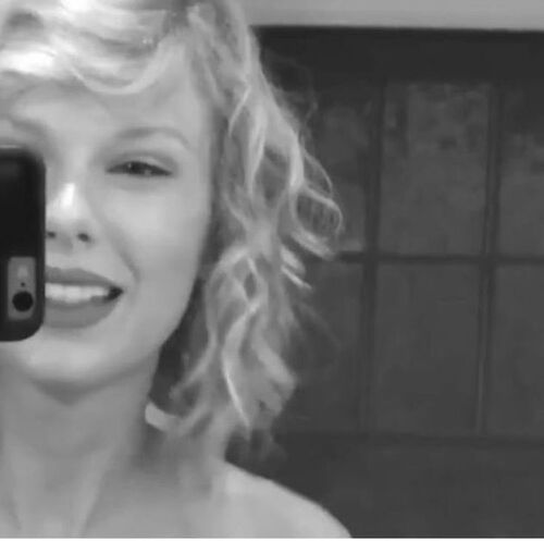 Taylor swift mirror selfie
