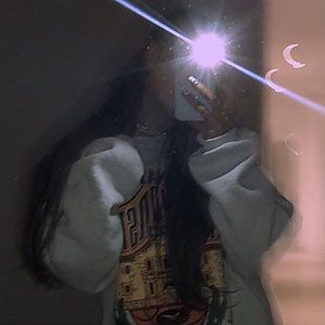 mirror selfie-ariana grande