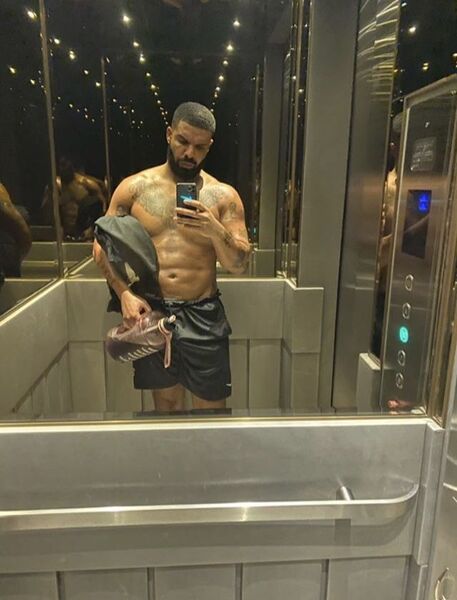 mirror selfie-drake