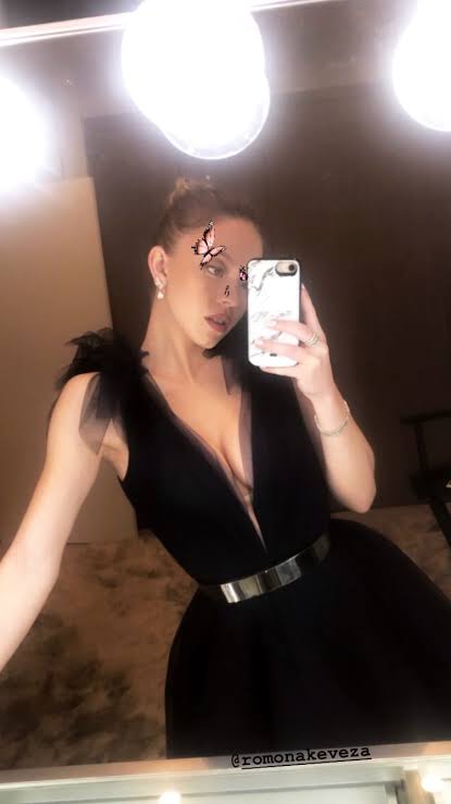 mirror selfie-sydney sweeney