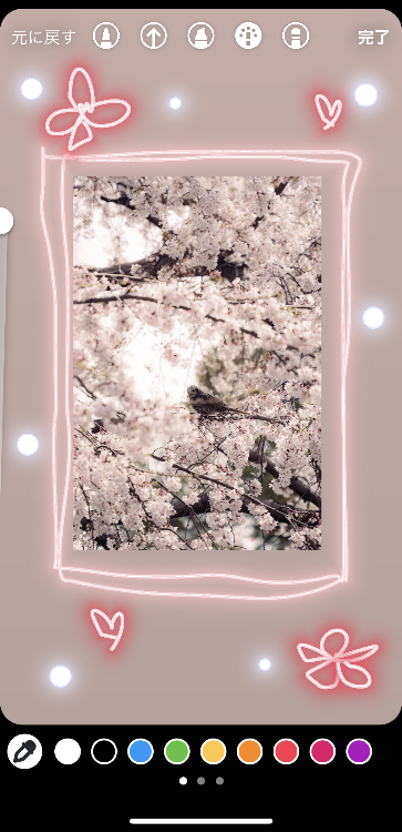 ➂画面をなぞって花を描いたり、写真を囲ったりして装飾をする