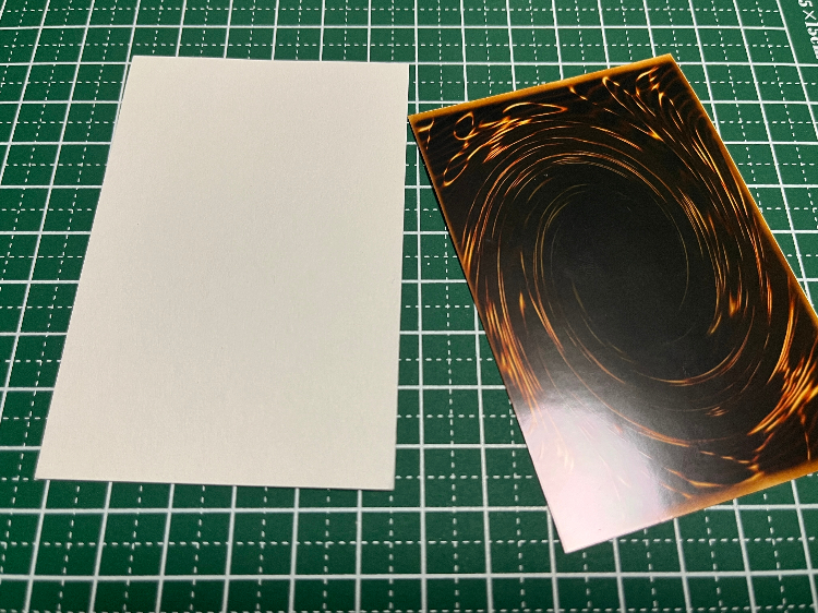 ➂画用紙を切り、遊戯王風カードの裏面ものりで貼り付ける