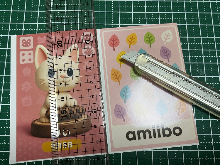 ①プリントしたものをカッティングマットの上に乗せ、定規をあてながらカッターで白い部分をすべて切る