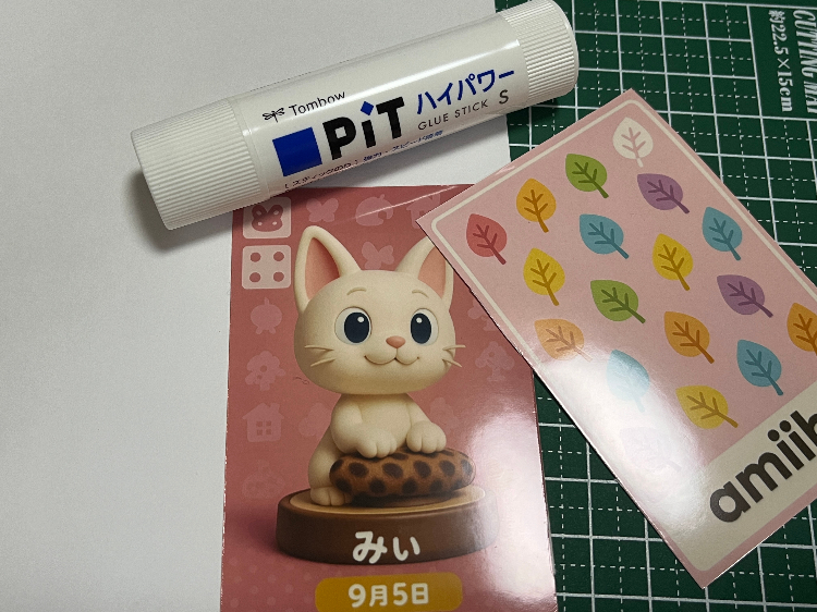 ②切り取ったら裏面をのり付けし、画用紙に貼る
