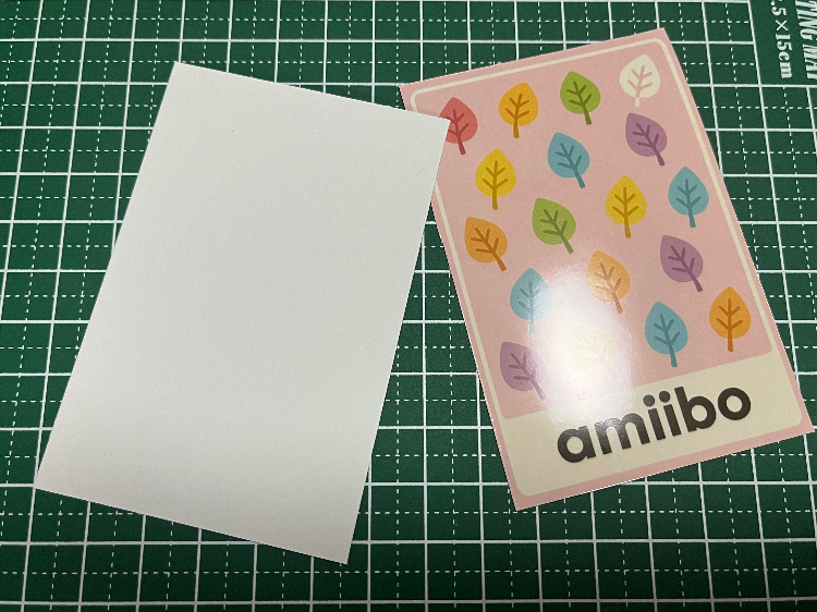 ➂画用紙を切り、amiibo風カードの裏面ものりで貼り付ける