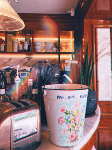 カフェやレトロ雑貨屋で