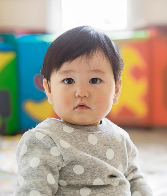 赤ちゃんのパスポート写真 - 正しい赤ちゃんの写真の例