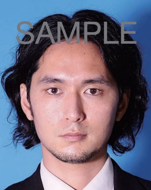 パスポート写真の規定 - 不適格 - 背景に影がある