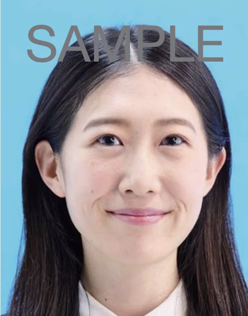 パスポート写真の規定-不適格-笑顔