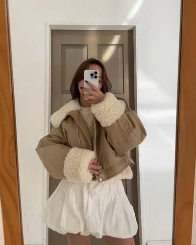 顔を隠すために鏡に向かって撃つ