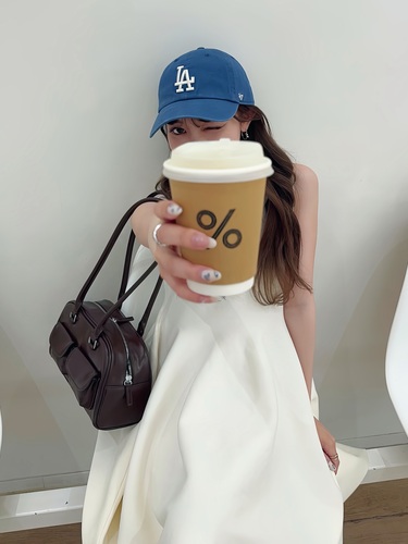 コーヒーカップで顔を隠す