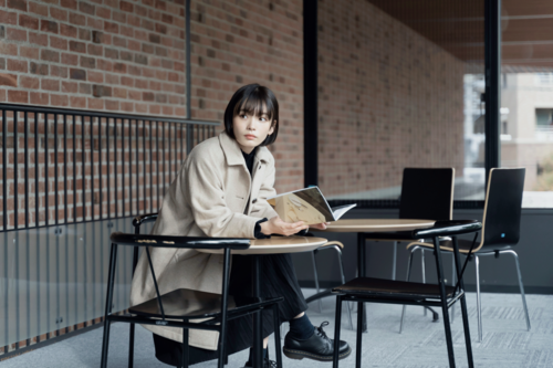 大人っぽく落ち着いた雰囲気に仕上がる「グレージュ」