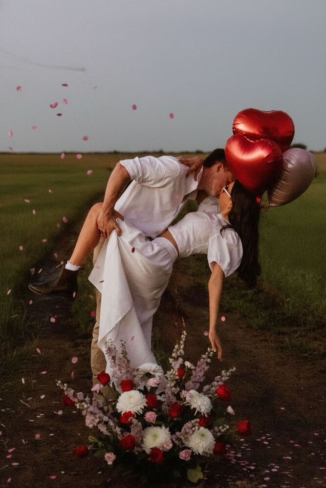 valentine's day photoshoot ideas-outdoor photoshoot