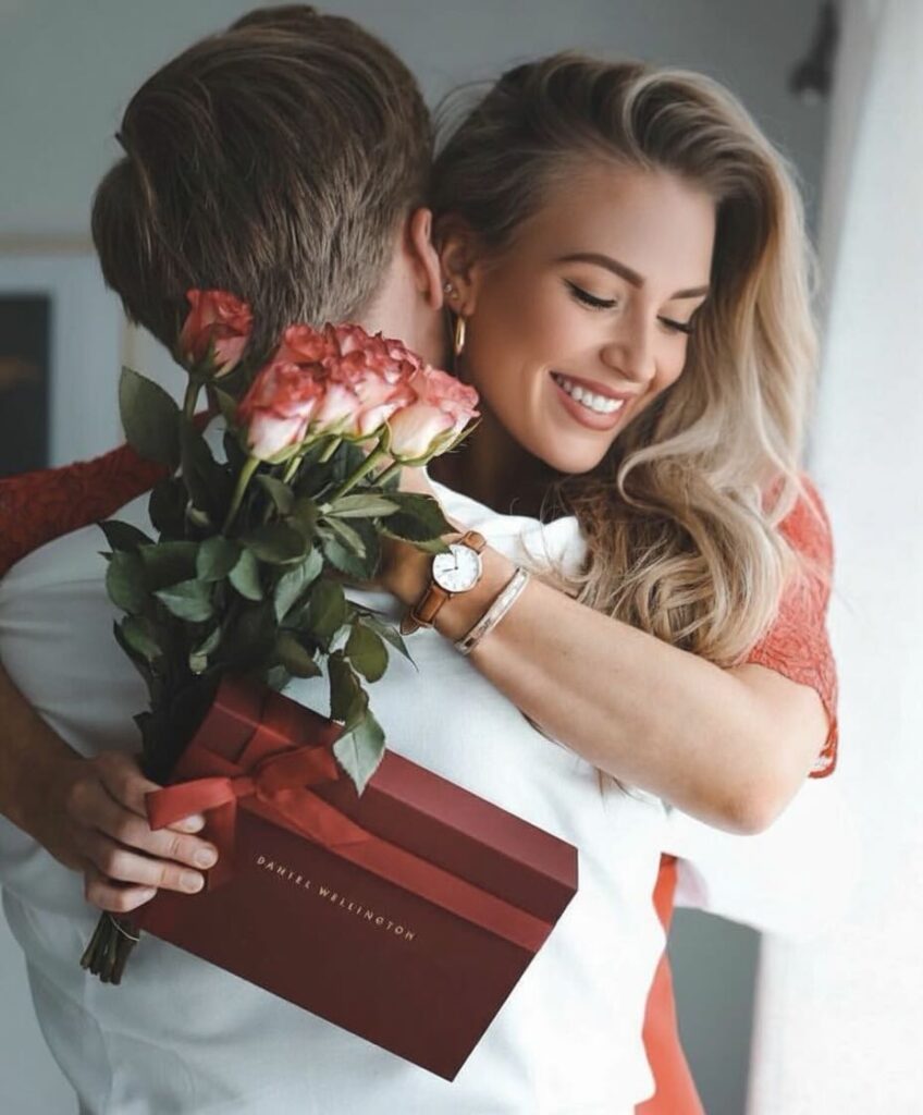 valentine's day photoshoot ideas-record a happy gift moment