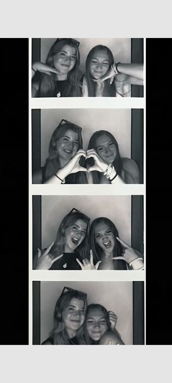 16 PhotoBooth Poses poses for friends-04