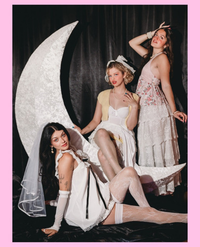 halloween photo booth ideas01-moon goddess trio