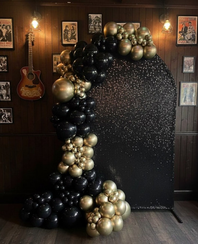 halloween photo booth ideas04-black gold balloon arch