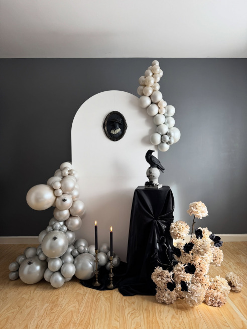 halloween photo booth ideas05-gothic balloon backdrop