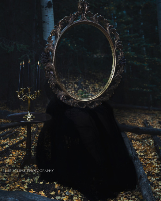 halloween photo booth ideas10-haunted mirror scene