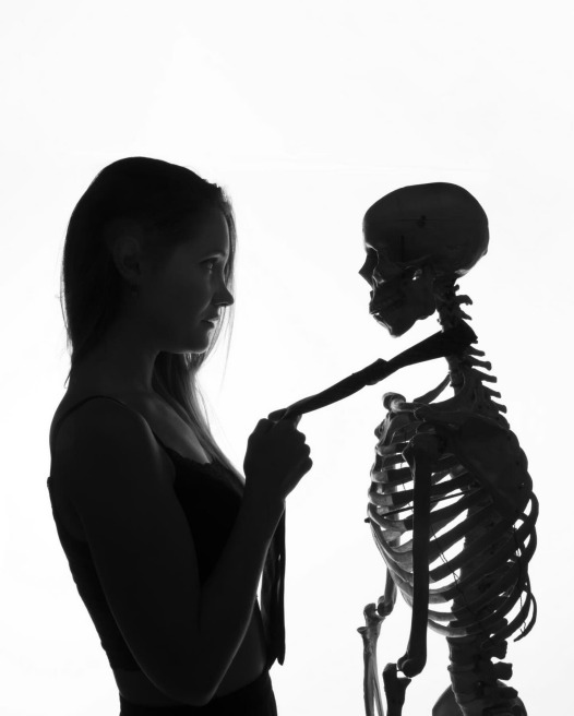 halloween photo booth ideas14-woman skeleton silhouette