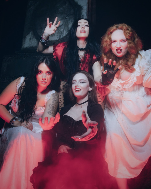 halloween photo booth ideas16-gothic girls group