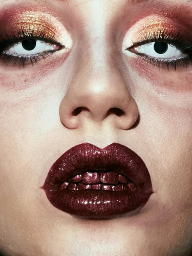 halloween photo booth ideas17-glamorous vampire makeup