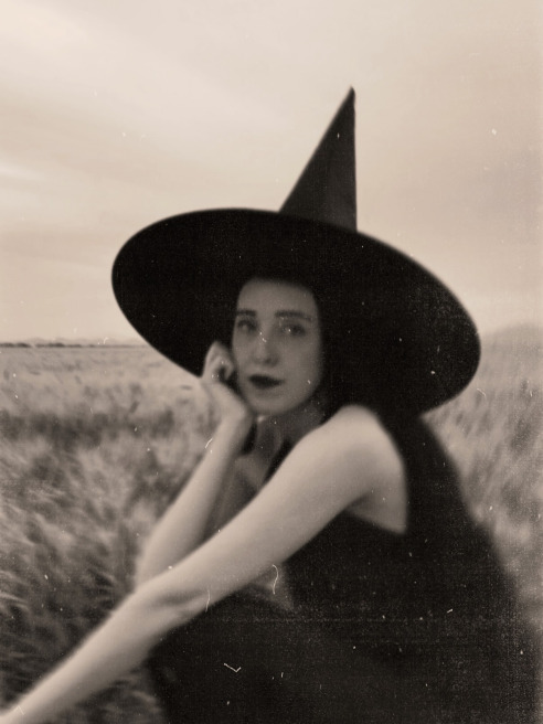 halloween photo booth ideas18-vintage witch portrait