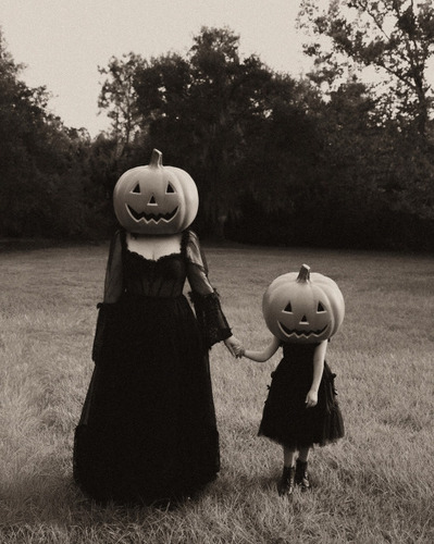 halloween photo booth ideas20-pumpkin family portrait